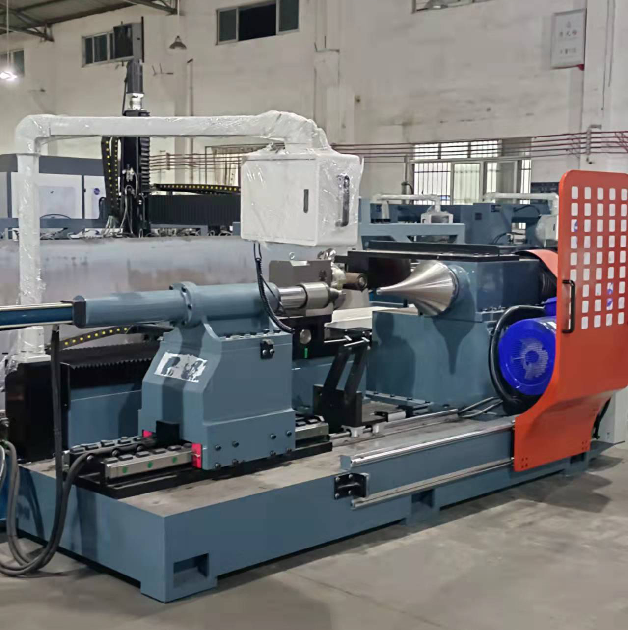 自動旋(xuán)壓機 600型(xíng)長錐筒(tong)數控旋(xuan)壓成型(xing)